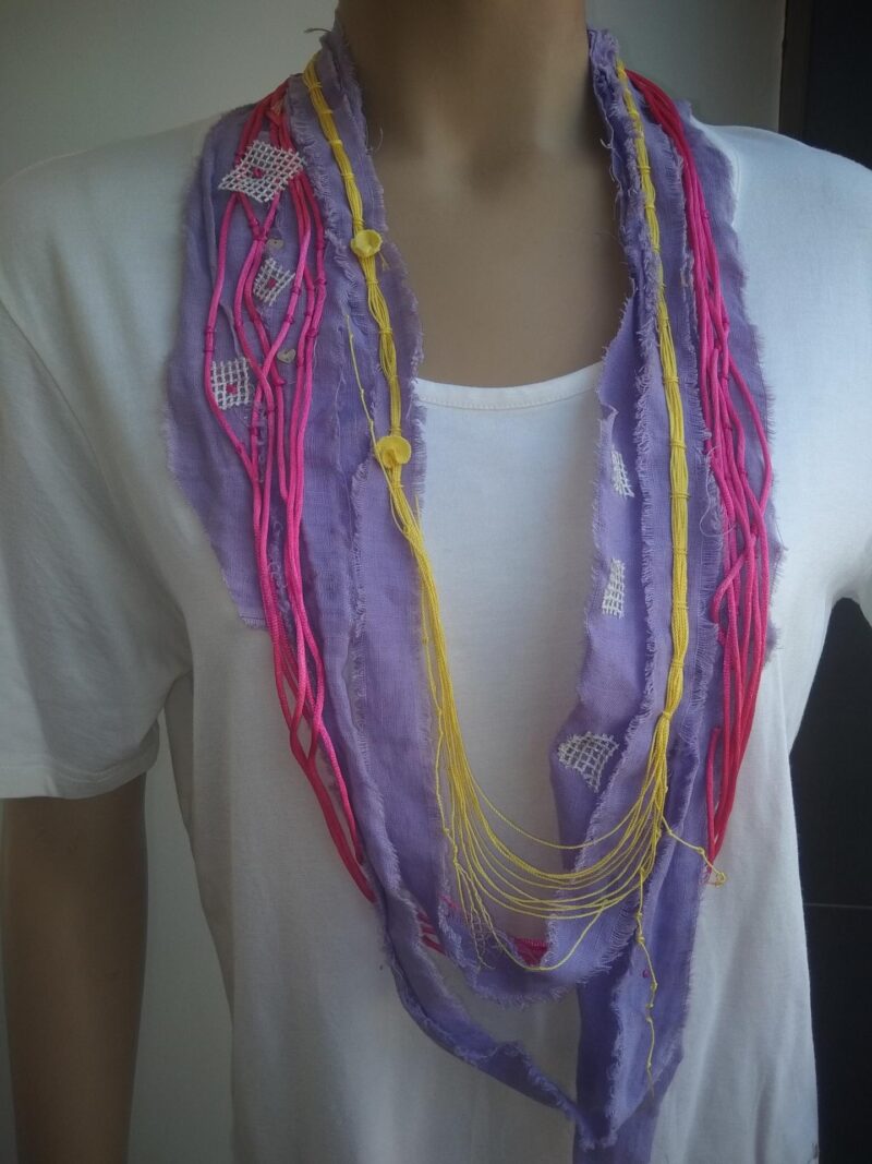 Κολιέ Χειροποίητο με Γάζα Λινή στο χρώμα της Λεβάντας.