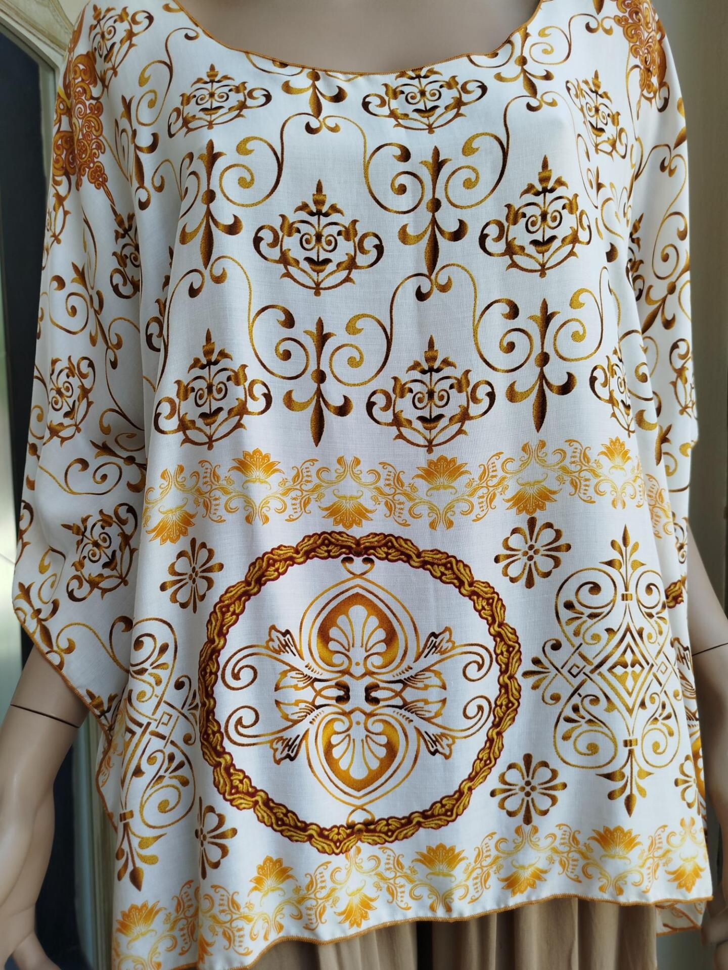 Πόντσο Χρυσό-Καφέ κρεπ σατέν. Πόντσο Χρυσό-Καφέ κρεπ σατέν.