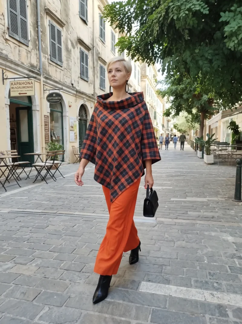 Πόντσο Μάλλινο Κεραμιδί Μαύρο Είναι ένα ρούχο κοκτέιλ που μπορείς να το φορέσεις όλες τις ώρες. Ιδανικό για κυρίες που οδηγούν γιατί μπορείς να κινείσαι  εύκολα , επίσης και για κυρίες που φοράνε ρούχα με φαρδιά μανίκια .